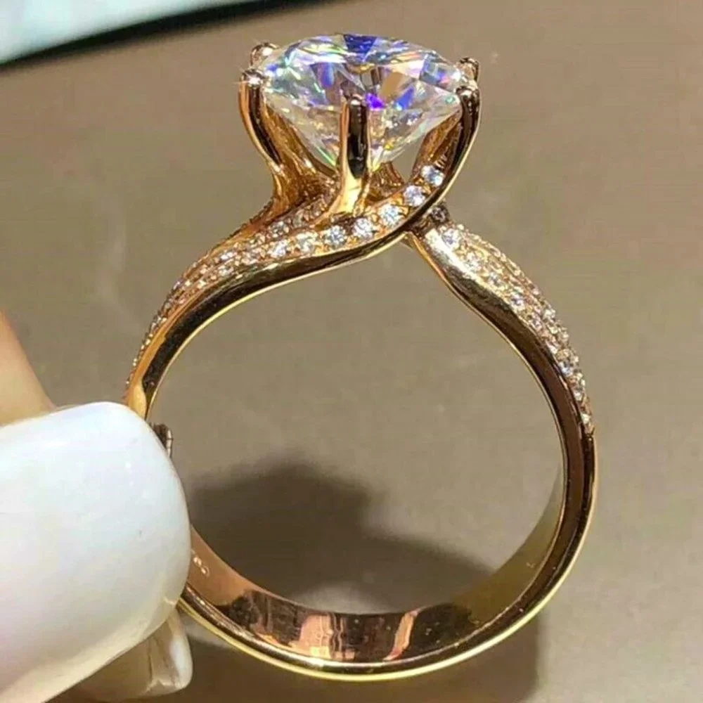 New Stunning 18k Yellow Gold 925 Silver 4ct Round Brilliant sim. Diamond Ring